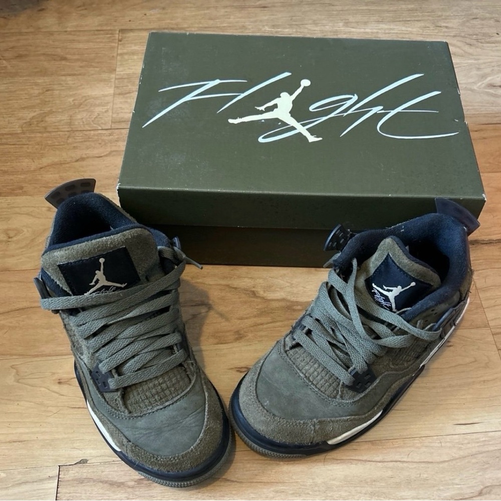 Jordan BOYS size 4y Green and Black Sneakers